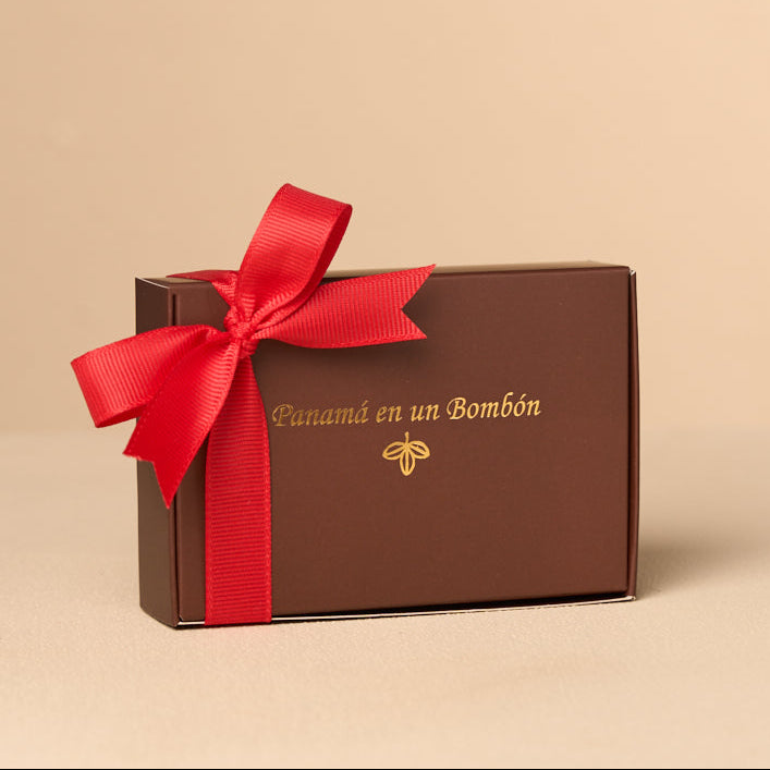 CAJAS CON CINTA ROJA
