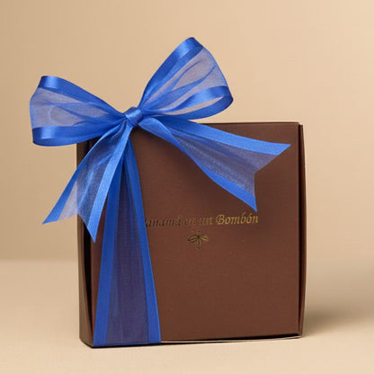 CAJAS CON CINTA AZUL