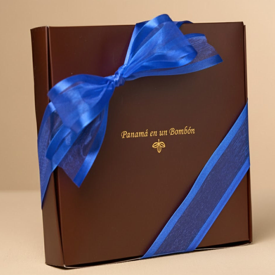 CAJAS CON CINTA AZUL