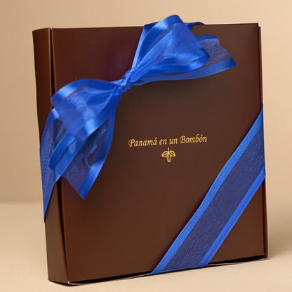 CAJAS CON CINTA AZUL