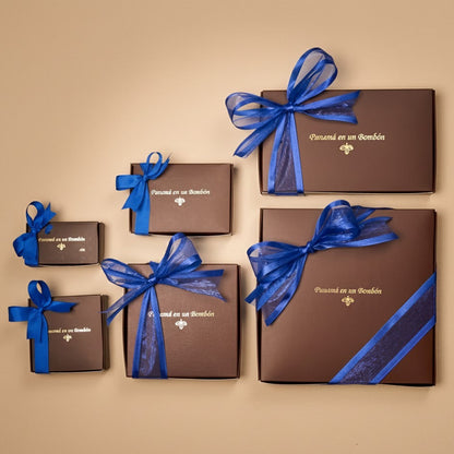 CAJAS CON CINTA AZUL