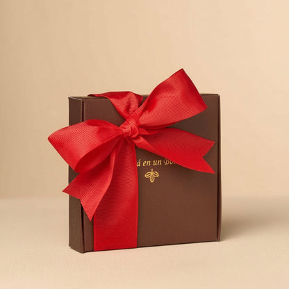 CAJAS CON CINTA ROJA
