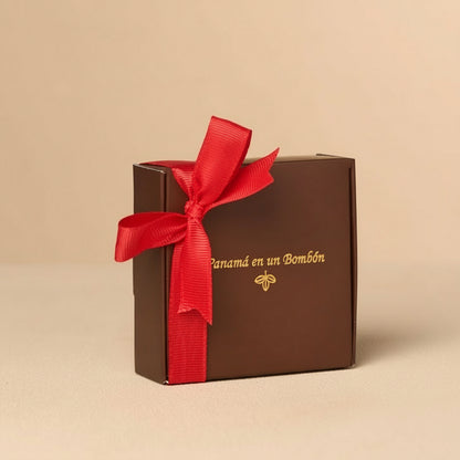 CAJAS CON CINTA ROJA