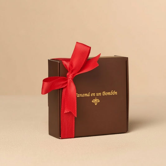 CAJAS CON CINTA ROJA