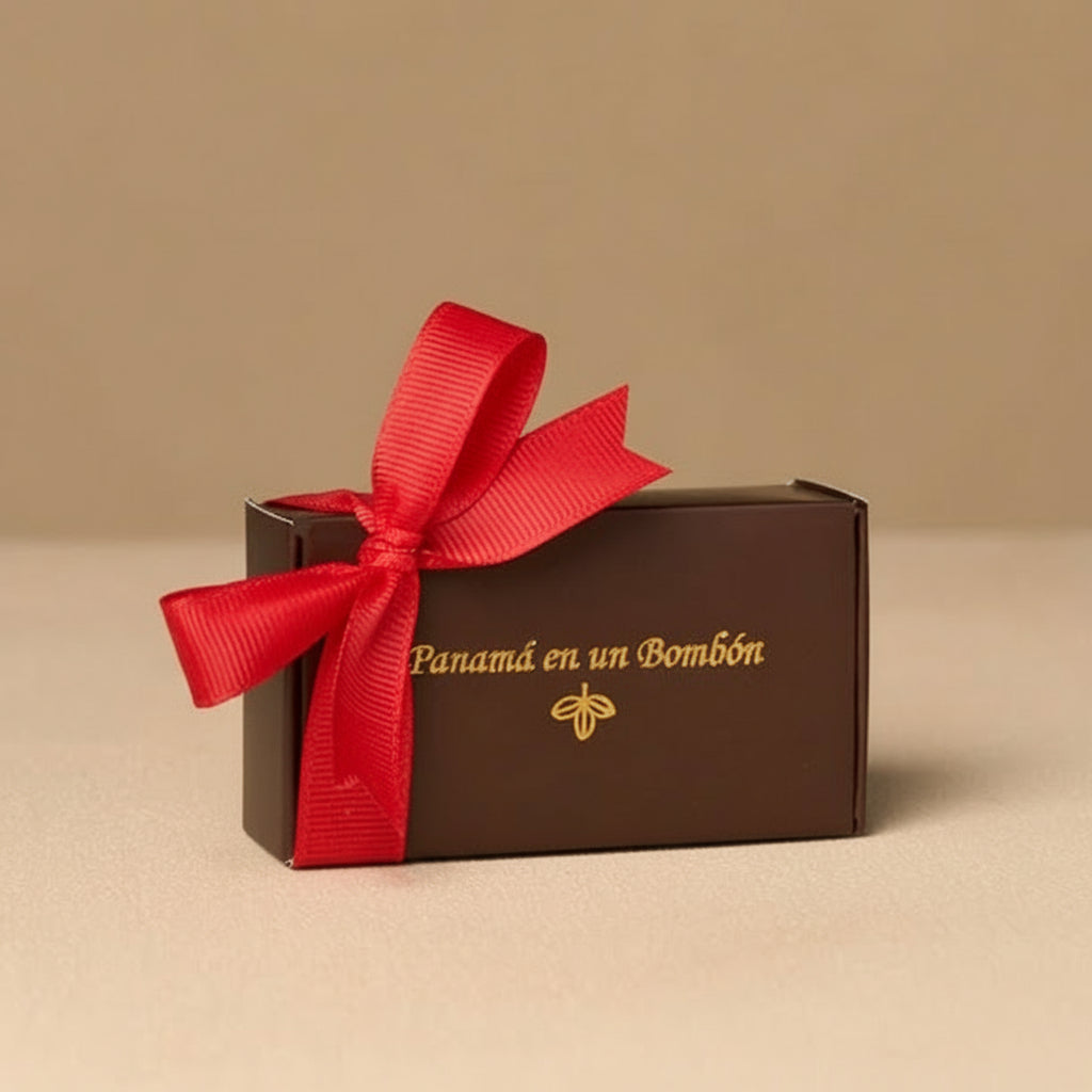 CAJAS CON CINTA ROJA