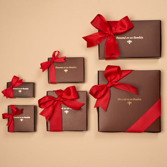 CAJAS CON CINTA ROJA