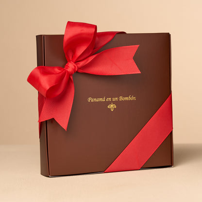 CAJAS CON CINTA ROJA