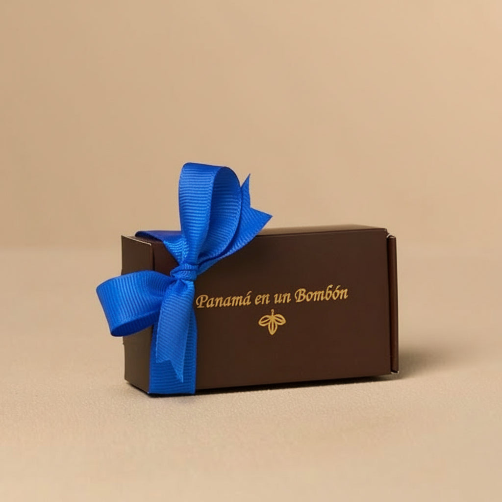 CAJAS CON CINTA AZUL